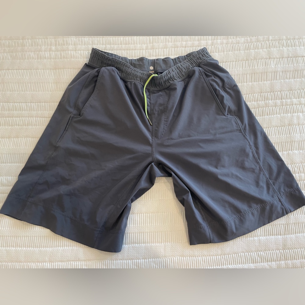 Men’s Lululemon Core Shorts Sz Large, solid gray